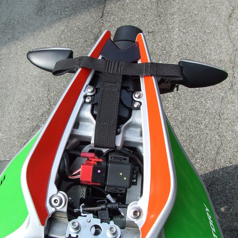 KIT FIJACIÓN DE BOLSA KRIEGA APRILIA TUONO